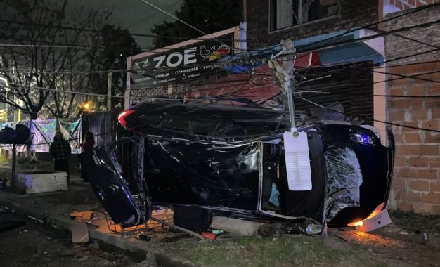 Conducía alcoholizado, atropelló a dos adolescentes y volcó con el auto