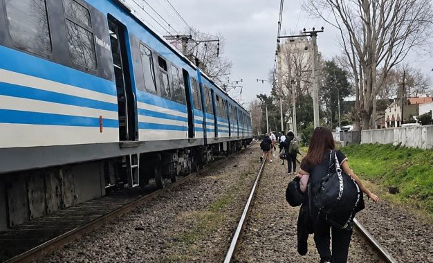 Un hombre sufrió la amputación de ambas piernas tras ser embestido por un tren en Quilmes