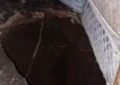Un socavón se abrió en una casa de Quilmes Oeste y una mujer cayó al pozo