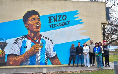 Para Enzo Fernández, un mural de campeón en Florencio Varela