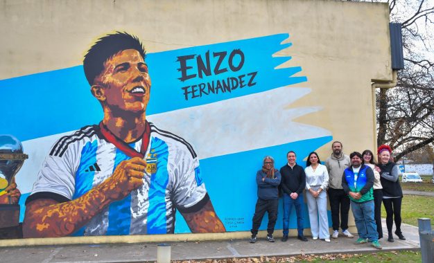 Para Enzo Fernández, un mural de campeón en Florencio Varela
