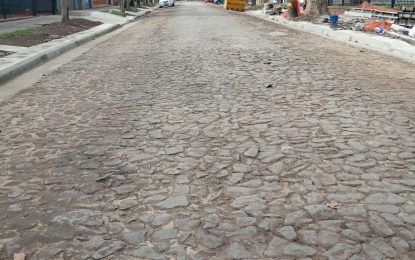 Restauraron una tercera cuadra del empedrado histórico en el centro de Florencio Varela