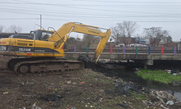 #FlorencioVarela | El Municipio refuerza el mantenimiento de arroyos y desagües