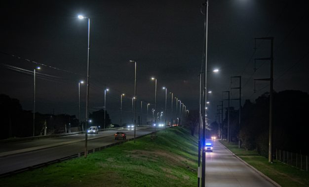 Almirante Brown avanza con la instalación de nuevas luces LED en las colectoras de Ruta 4