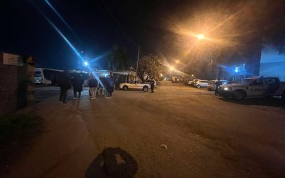 Exchoferes de San Juan Bautista cortan el ingreso a una playa de MOQSA por un reclamo laboral