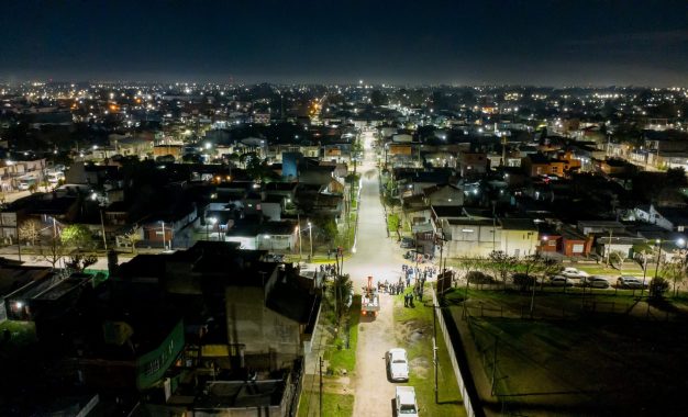Andrés Watson supervisó el renovado parque lumínico del barrio número 67 full LED en Florencio Varela