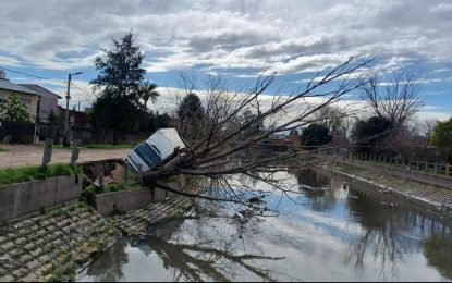 Un camión quedó semivolcado tras el desmoronamiento del terreno junto al arroyo Las Piedras