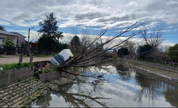 Un camión quedó semivolcado tras el desmoronamiento del terreno junto al arroyo Las Piedras