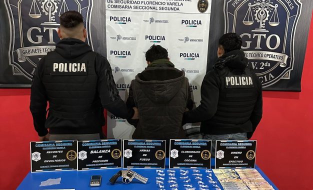 Allanaron cinco viviendas por venta de drogas y secuestraron cocaína, un arma y dinero en Florencio Varela