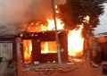 Balacera en Varela: dos jóvenes muertos, otro herido y vecinos incendiaron una vivienda