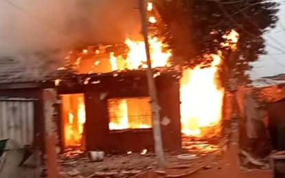 Balacera en Varela: dos jóvenes muertos, otro herido y vecinos incendiaron una vivienda