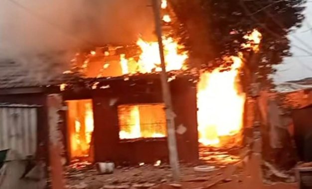 Balacera en Varela: dos jóvenes muertos, otro herido y vecinos incendiaron una vivienda