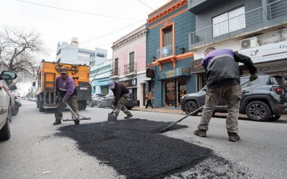 Bacheo en hormigón y carpeta asfáltica en distintas localidades de Quilmes