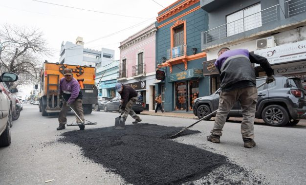 Bacheo en hormigón y carpeta asfáltica en distintas localidades de Quilmes