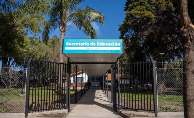 Watson presentó la nueva sede de Educación y sumó tres camiones a la flota municipal