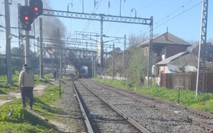 Vendedores de la feria de Bosques cortaron las vías en reclamo por su fuente de trabajo