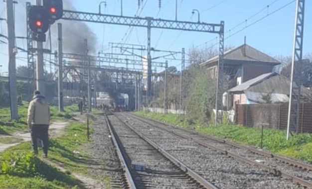 Vendedores de la feria de Bosques cortaron las vías en reclamo por su fuente de trabajo