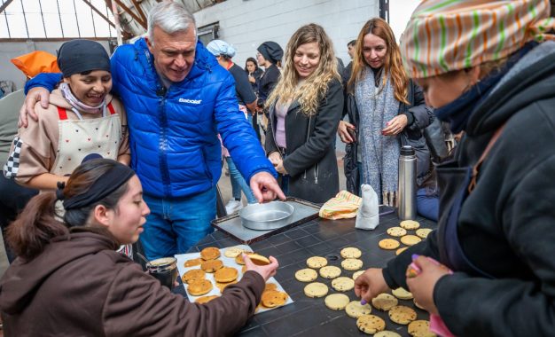 Curso de alfajores en Berazategui: Balor visitó a vecinas que se capacitan para desarrollar sus propios emprendimientos