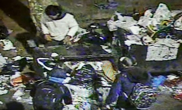 Volcaban residuos de los contenedores y uno de ellos tenía pedido de captura