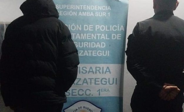 Asaltaron a dos chicos en Berazategui y un familiar retuvo a dos sospechosos en Varela