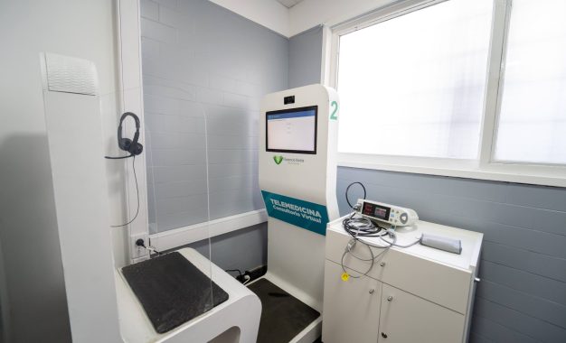 El gobierno varelense instaló una cabina de atención médica en el Centro de Salud de Km. 26,700