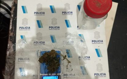 Identificaron a dos jóvenes en Florencio Varela: uno llevaba un arma de utilería y otro marihuana