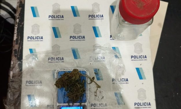 Identificaron a dos jóvenes en Florencio Varela: uno llevaba un arma de utilería y otro marihuana