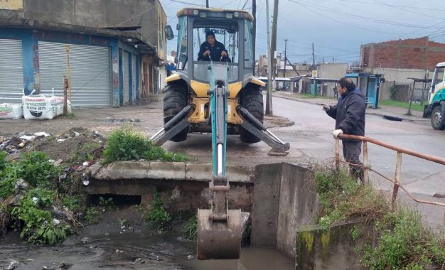 Trabajos de servicios públicos en barrios varelenses después del temporal