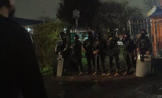Buscaban objetos robados en Ingeniero Allan: secuestraron droga y un arma durante seis allanamientos