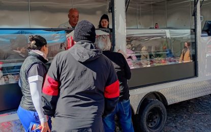 Mercado Activo sumó la tienda móvil de carnes y tuvo una jornada con gran concurrencia en Florencio Varela