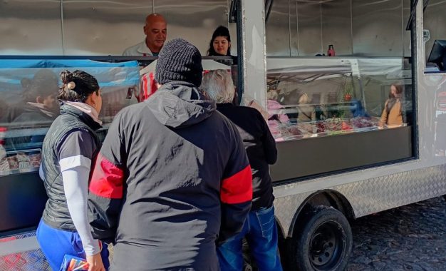 Mercado Activo sumó la tienda móvil de carnes y tuvo una jornada con gran concurrencia en Florencio Varela