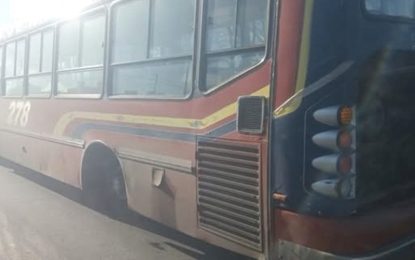 Colectivo de la línea 278 quedó varado en el puente 14 de Agosto y complicó el ingreso a Quilmes
