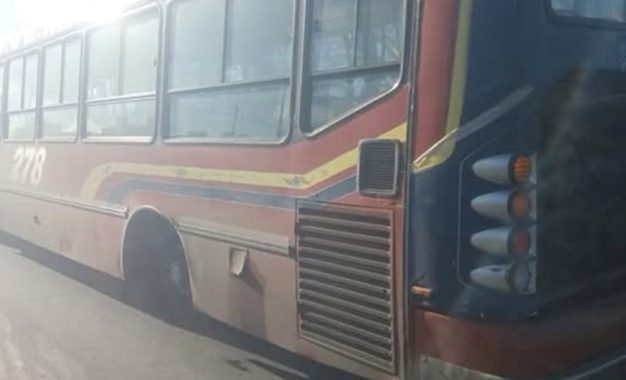 Colectivo de la línea 278 quedó varado en el puente 14 de Agosto y complicó el ingreso a Quilmes