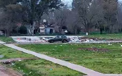 Detectaron a dos personas arrojando basura en la vía pública y secuestraron un carro y un vehículo