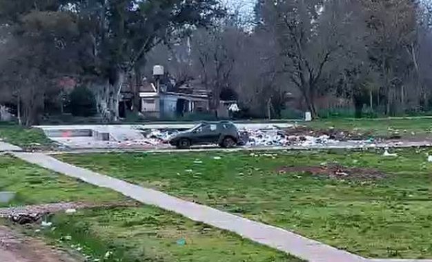 Detectaron a dos personas arrojando basura en la vía pública y secuestraron un carro y un vehículo