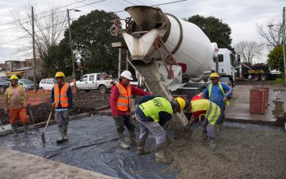 Andrés Watson constató avances en los nuevos asfaltos de Villa del Plata realizados con fondos municipales