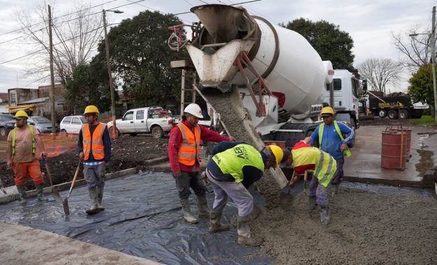 Andrés Watson constató avances en los nuevos asfaltos de Villa del Plata realizados con fondos municipales