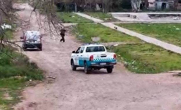 Arrojaba ramas en la calle, fue detectado por las cámaras y le secuestraron el carro