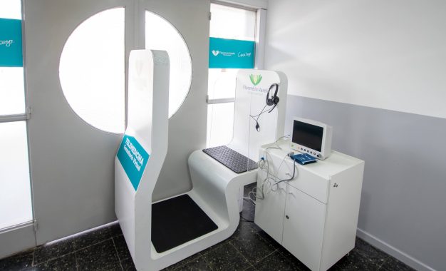 Andrés Watson supervisó la puesta en funcionamiento de un nuevo tótem de Telemedicina en La Capilla