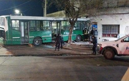 Murió un colectivero tras incrustarse contra una casa