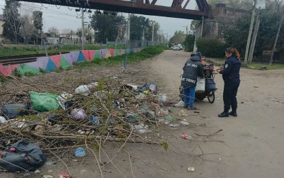 Cámaras municipales detectaron a un hombre arrojando residuos y fue sancionado