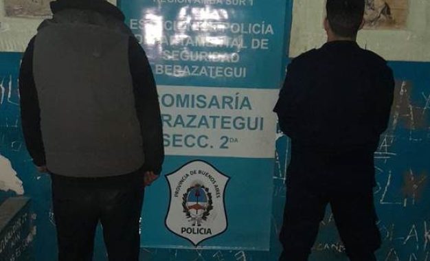 Circulaba sin seguro, quiso escapar y terminó chocando un patrullero