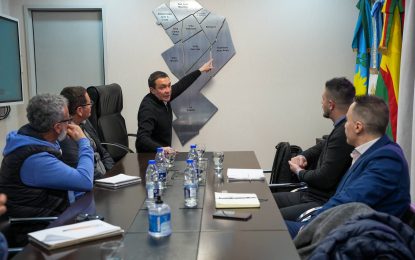 Andrés Watson marcó a representantes de Edesur los ejes centrales a mejorar en el servicio a las y los varelenses