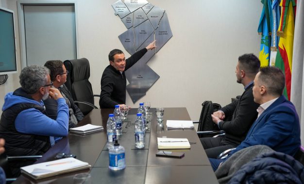Andrés Watson marcó a representantes de Edesur los ejes centrales a mejorar en el servicio a las y los varelenses
