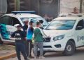 Fueron vistos por las cámaras de seguridad mientras blandían armas blancas