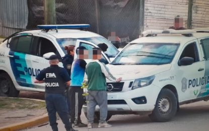 Fueron vistos por las cámaras de seguridad mientras blandían armas blancas