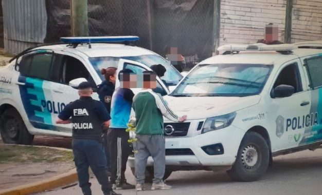 Fueron vistos por las cámaras de seguridad mientras blandían armas blancas