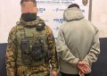 Tres hombres escaparon tras el robo de una moto y uno fue detenido con un revólver