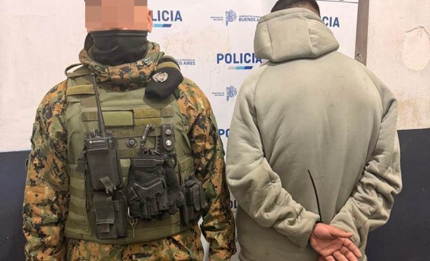 Tres hombres escaparon tras el robo de una moto y uno fue detenido con un revólver