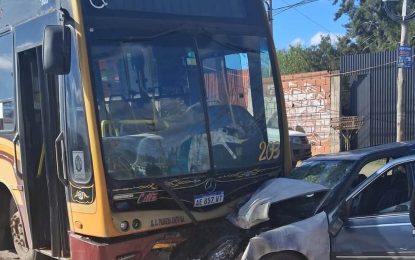 Choque entre un auto y un colectivo en Florencio Varela